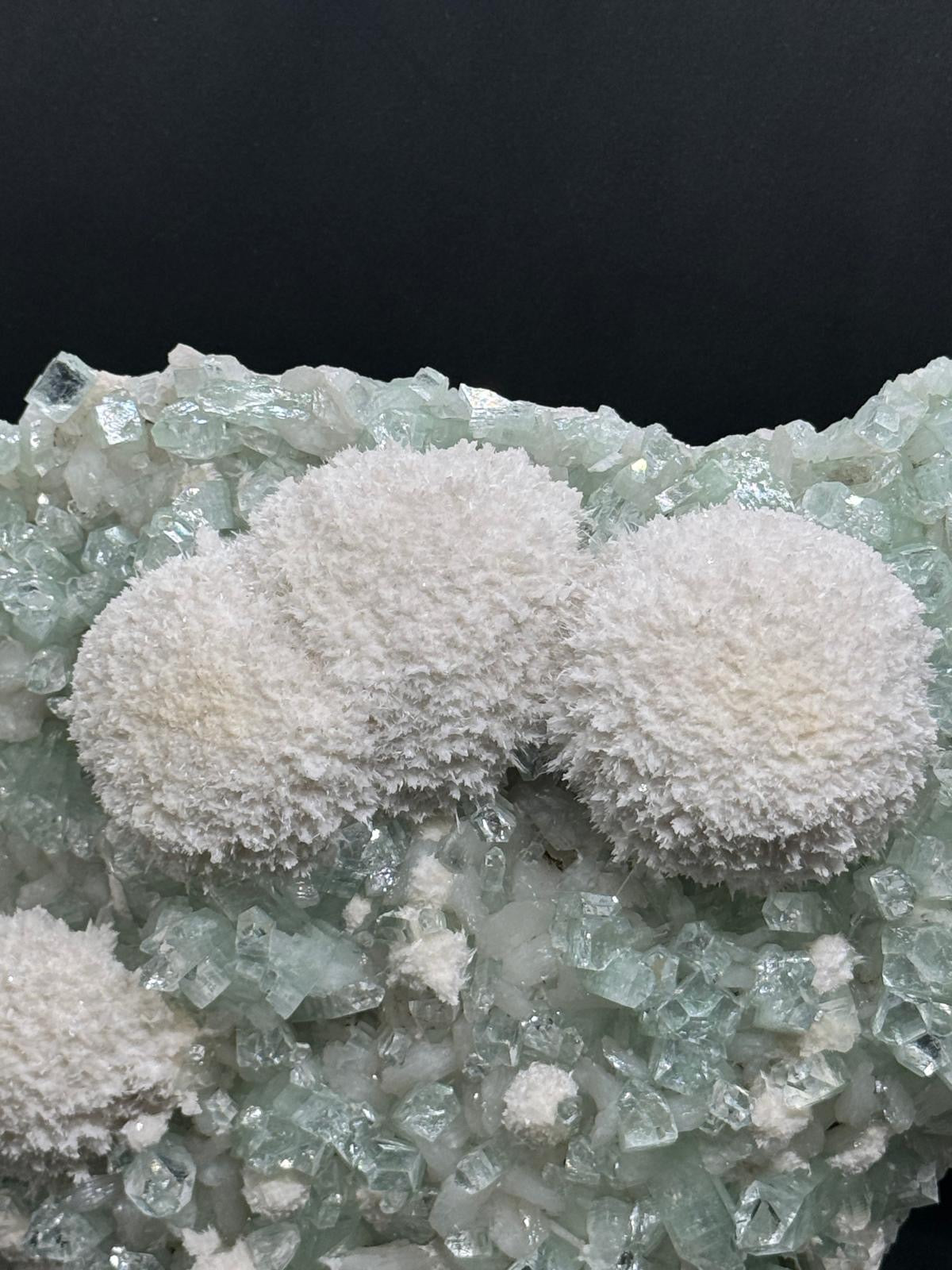 Apophyllite outlet on mordenite and stilbite